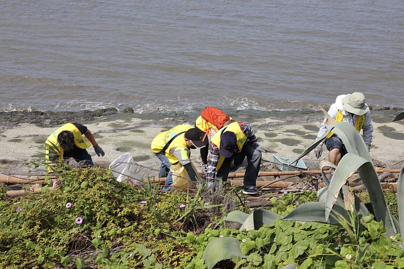 守護海洋生態！還海行動1095淨灘活動今登場 號召上百人清出近400公斤垃圾