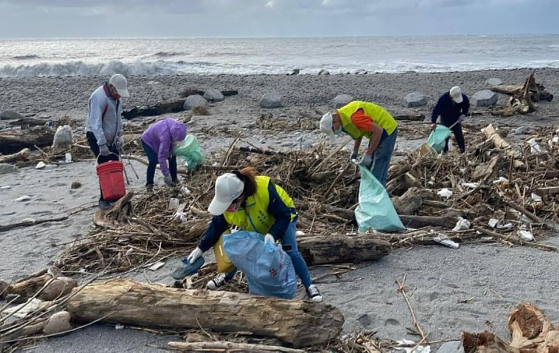 豪雨過後太平溪出海口垃圾多 臺東縣政府淨灘 清出逾600公斤垃圾