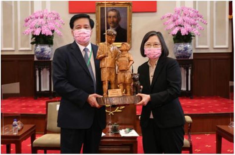 陳建志理事長致贈送蔡英文總統「幸福台灣」雕塑紀念品