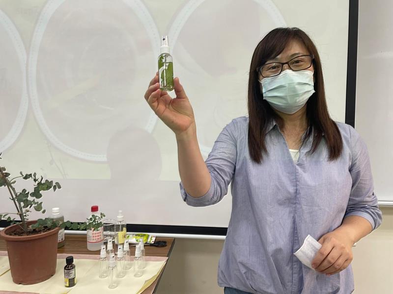趙久惠老師示範防疫精油酒精噴霧的作法