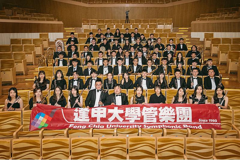 逢甲大學校友管樂團10週年音樂會在高雄衛武營國家音樂廳演出。