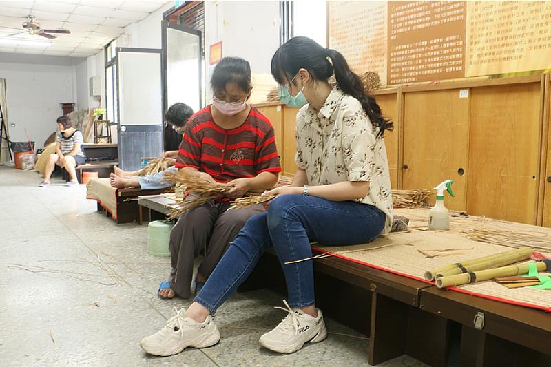 參與社區發展協會，陳蘋(右)不僅學會更多與人相處溝通技巧，也學會製藺草的技藝。