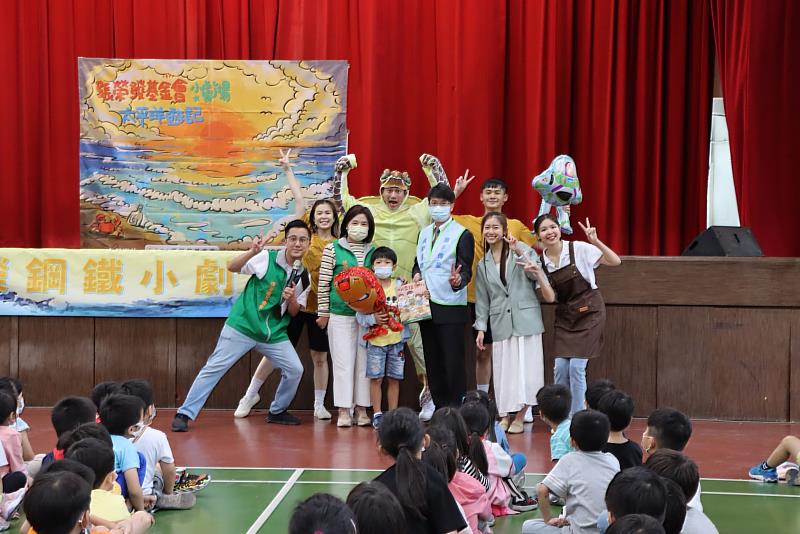 張榮發基金會執行長鍾德美（前排左二）與長榮鋼鐵公司總經理劉邦恩（前排右三）贈與學童一套《我的幸福36計》繪本。