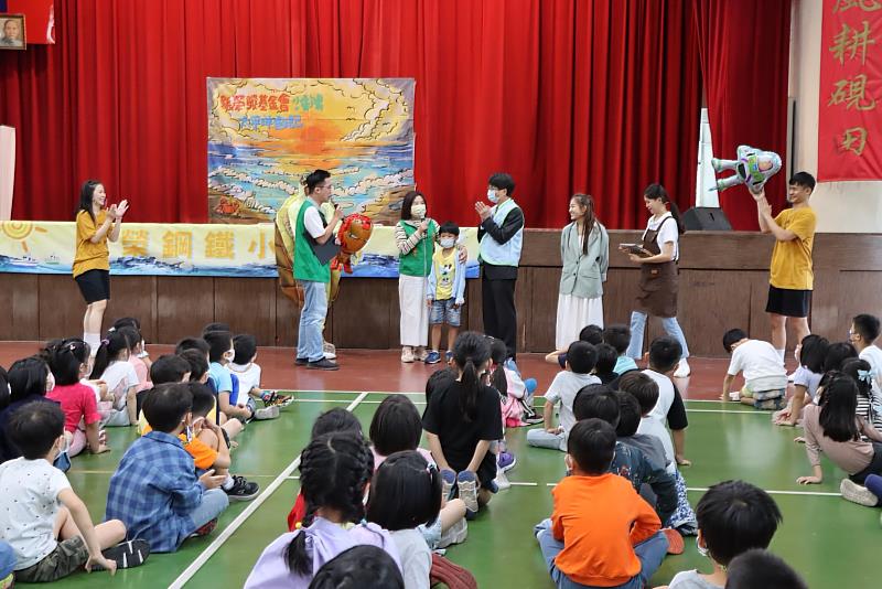 張榮發基金會執行長鍾德美（中，著綠色背心）以有獎問答方式與現場學童互動。