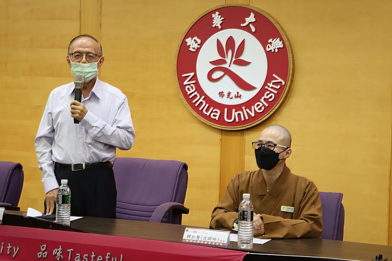 南華大學樂齡大學歡樂開學 ，林聰明校長(左)致詞勉勵。