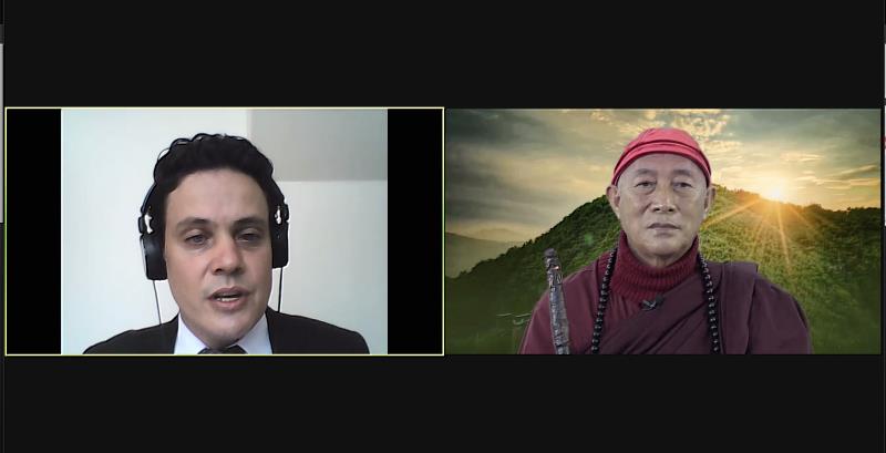 會議主持人介紹並邀請心道法師分享觀點。（圖截取自Global Center on Adaptation網路會議）