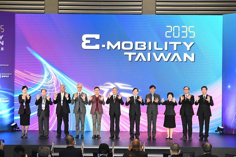 3.2035 E-Mobility Taiwan揭幕儀式，貴賓大合影。