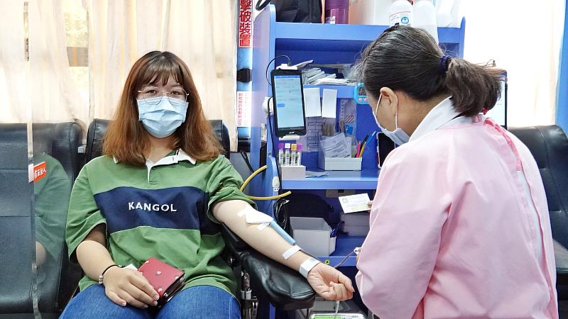 第一位捐血的佛大社會學系暨社會工作學系大二的許亞婷，希望自己的熱血能幫助到別人。
