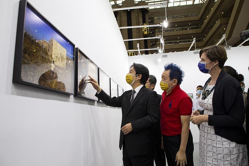 副總統賴清德參觀「﹝﹞所在：醫療行動50年_無國界醫生×馬格蘭攝影通訊社攝影展」展區。