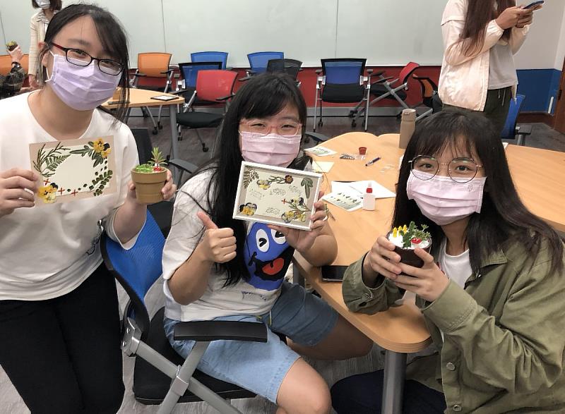 義守大學「園藝治療體驗工作坊」課程，配合EMI全英語的學習環境，規劃中、英文場次，課程滿意度高達97%，深受學生歡迎(資料畫面來源：義守大學提供)。