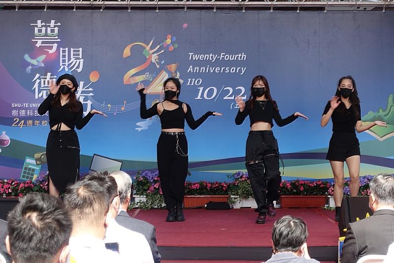 表演藝術系以熱舞拉開序幕
