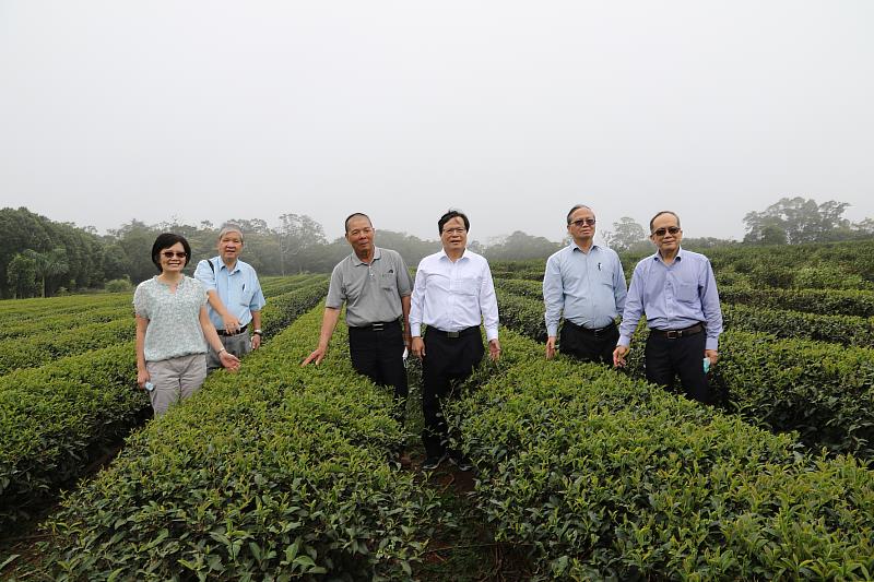 興大黃振文副校長（右1）帶領團隊提供三義靜思茶園農業技術輔導