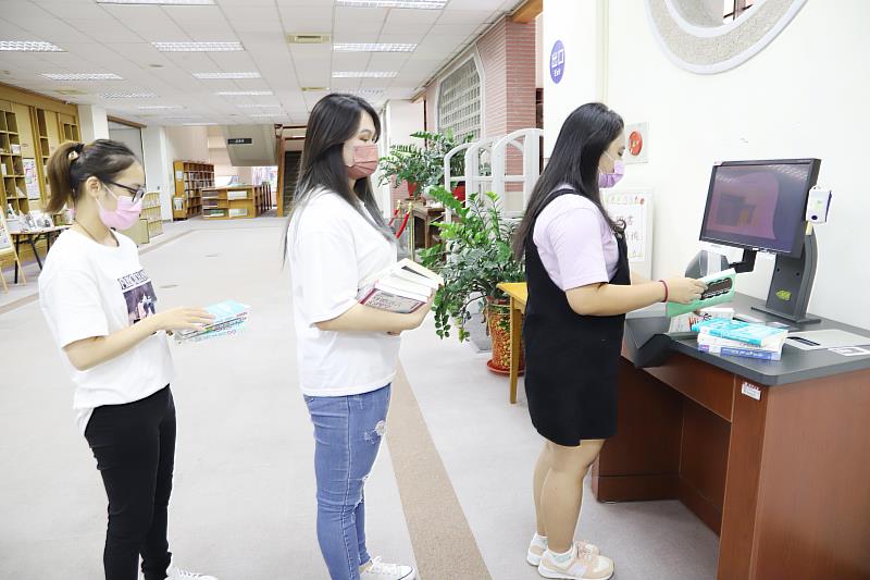 南華大學圖書館舉辦借新書換好禮活動，學生參與踴躍。