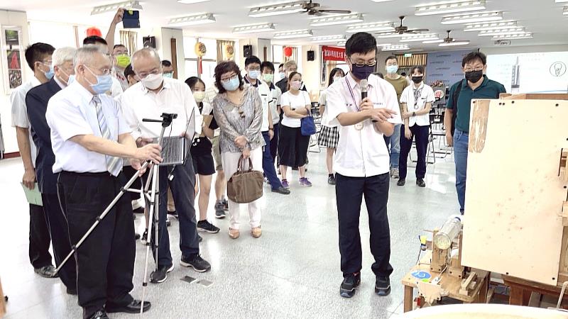 興國高中胡育翔講解比賽關卡，清晰有條理的口條令大家印象深刻。