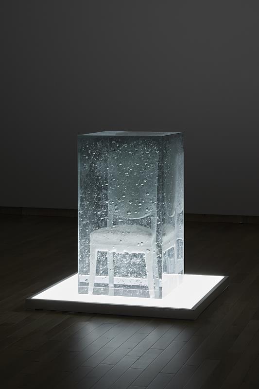宮永愛子，〈等待覺醒_-_椅子〉，2017，萘、樹脂、複合媒材，110_x_67.9_x_62.5公分。Mizuma_Art畫廊提供。