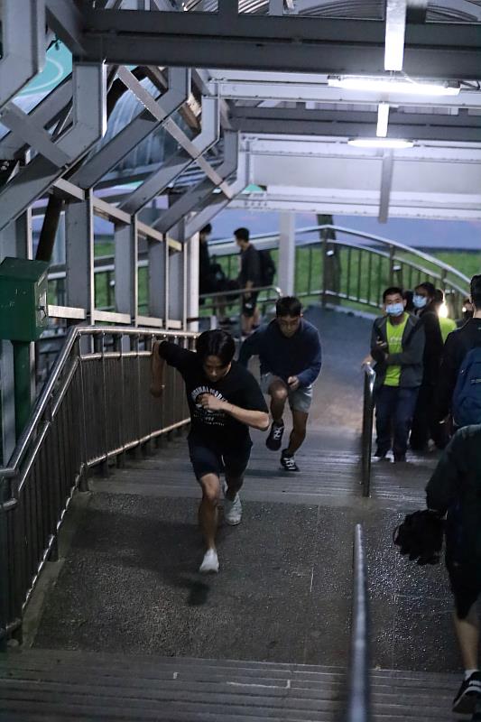長庚大學「好漢坡」共有252階，競賽組參賽者賣力開跑。