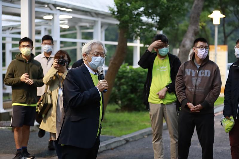 長庚大學湯明哲校長(圖中)致詞時為參賽的教職員工生們加油打氣。