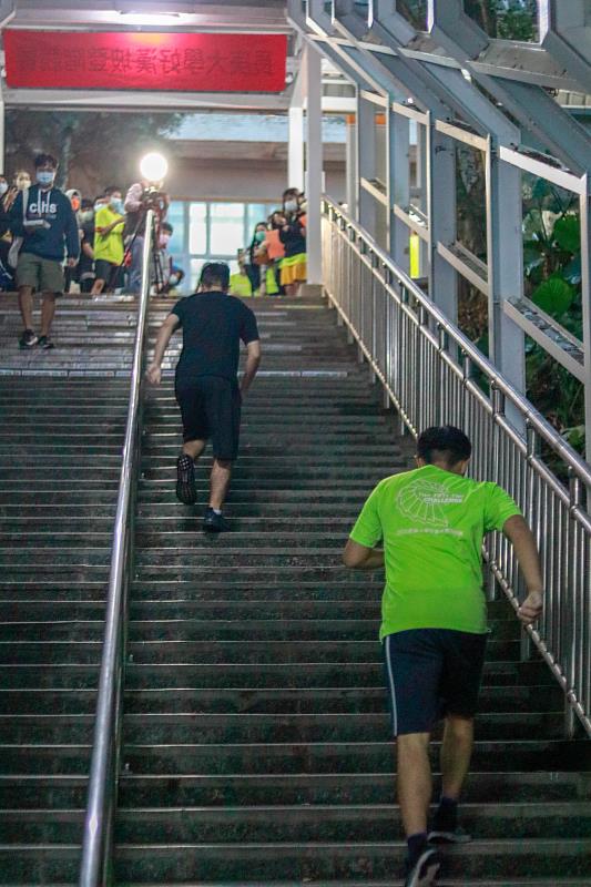 長庚大學「好漢坡」共有252階，競賽組參賽者賣力開跑。
