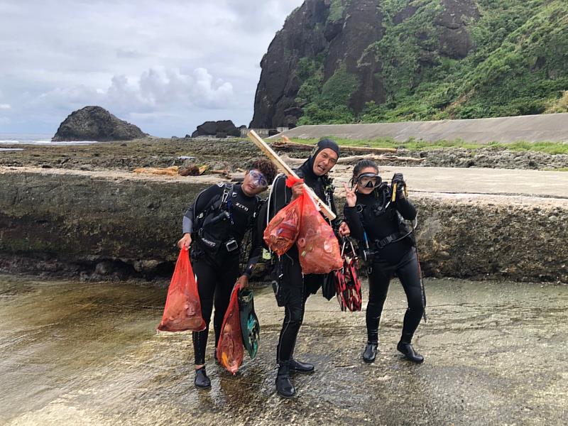 臺東縣環保局提供5位民眾『綠』海藍天淨海體驗 以清理者身分 看見不一樣的海底樣貌