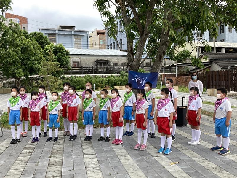 1101023卓蘭國小學童表演詹冰詩作。