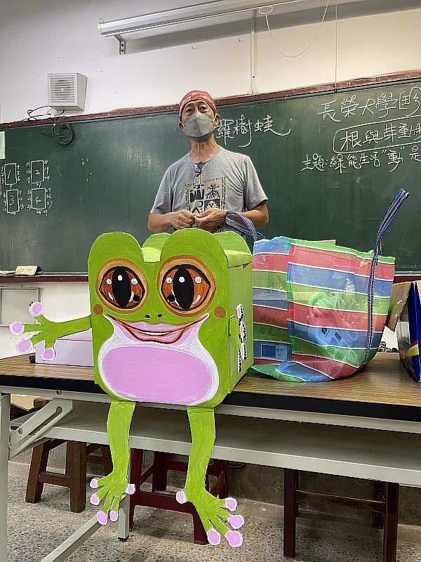 盧銘世藝術家教做環保動物道具