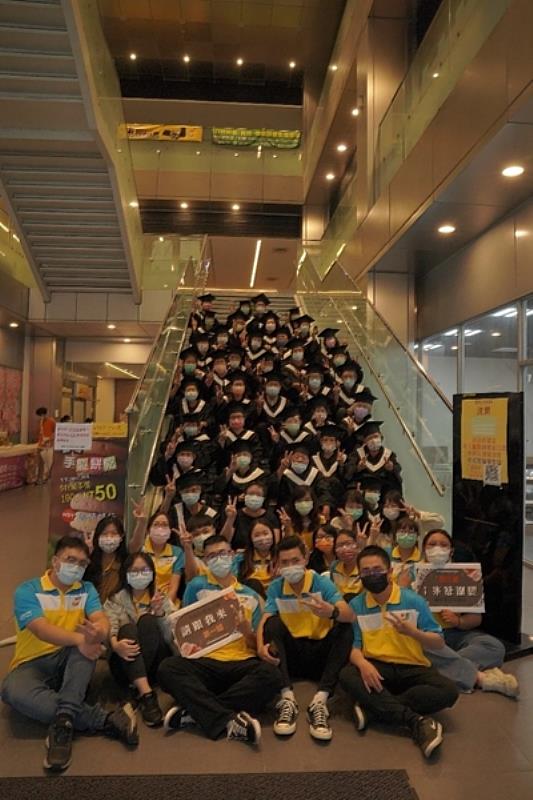南臺科技大學「青銀做伙來讀冊」活動畢業大合照。