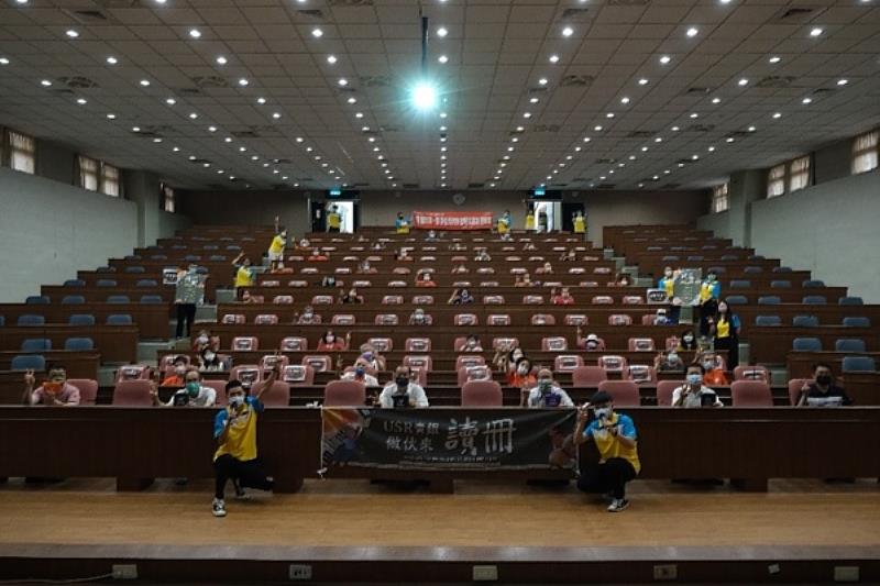 南臺科大「青銀做伙來讀冊」邀請校長盧燈茂(一排左三)、學術副校長賴明材(一排右三)、主任秘書朱志良(一排右二)、研產處副處長李大輝(一排左一)、電子工程系主任余兆棠(一排左二)、多媒體與電腦娛樂科學系主任孫志誠(一排右一) 、USR計畫主持人高齡福祉服務系主任陳美珠(第四排右一)大合影。