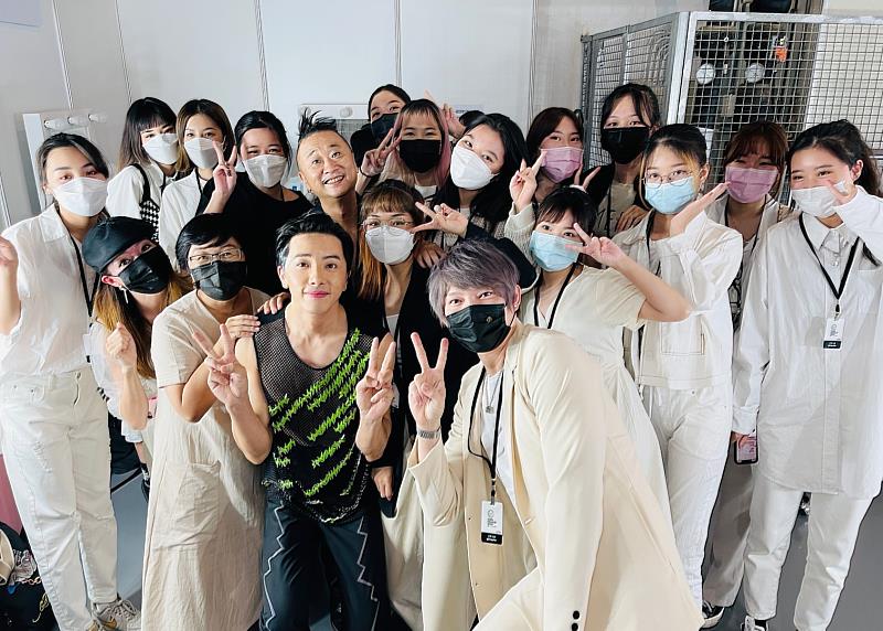 汪俐伶時尚秀嘉賓藝人邰智源及謝坤達後台與時尚學程同學合影