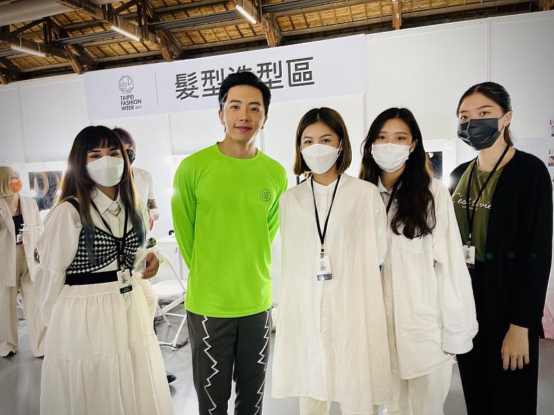 汪俐伶時尚秀嘉賓謝坤達(左2)於後台與崑大時尚學程同學合影