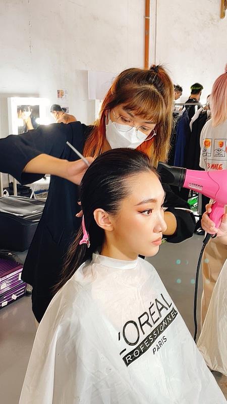 時尚學程2年級吳佩璇同學為模特兒做造型