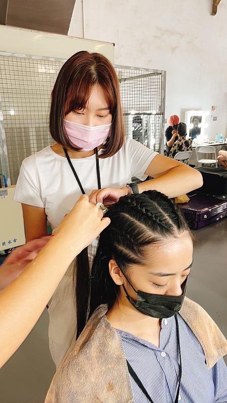 時尚學程1年級陳怡安同學為模特兒做造型