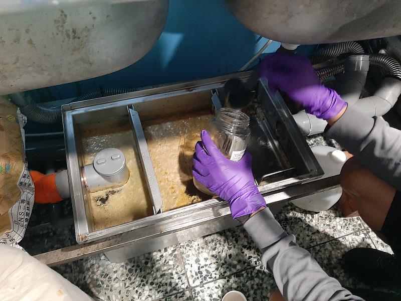 綠島餐飲廢水油污量驚人 臺東縣環保局籲餐飲業者 自主裝設油脂截留器 維護海域乾淨水質