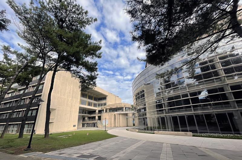 中央大學以「松」立校，教研大樓在興建過程中保留了原有週邊松樹的樣貌，與環境融為一體。