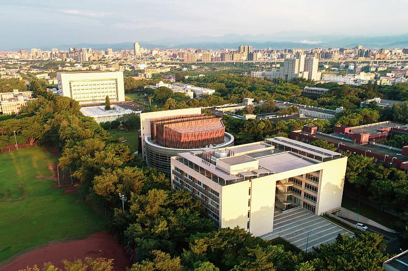中央大學教學研究綜合大樓，一方一圓相輝映，並在學校縱軸線上，具重要的建築地位。