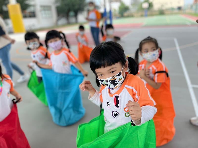 崑山土城非營利園幼童興奮進行袋鼠跳跳