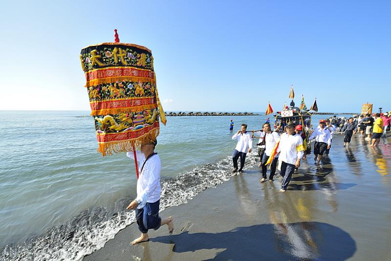 「好摺頁！」 縣府導覽摺頁帶民眾追迎王