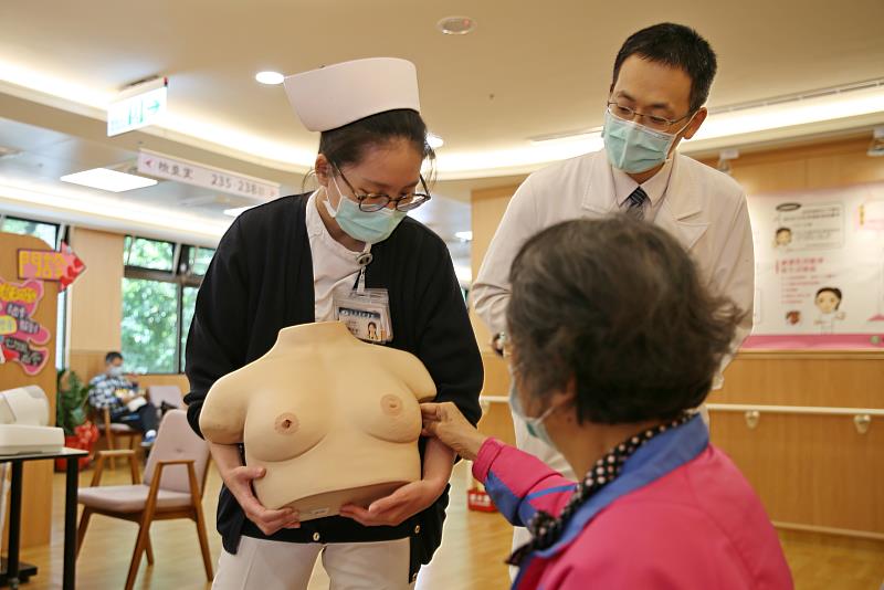 花蓮慈院個管師讓民眾以指腹按壓胸部模型，實際觸摸藏在乳房裡的硬塊，真實體驗讓現場人直呼很實用。