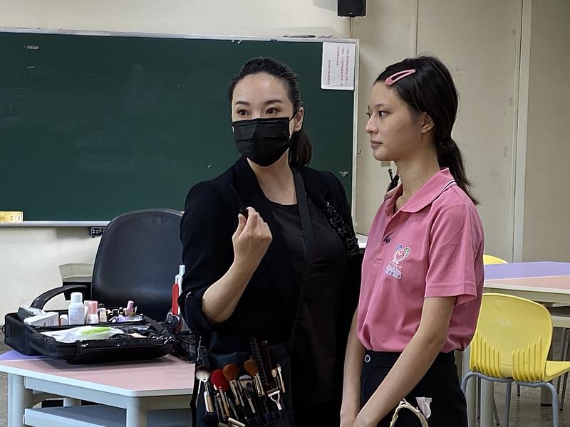 洪麗芳老師教導親善大使妝髮課程