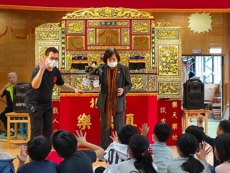 新北傳藝進校園 布袋戲第一代女演師江賜美率領劇團進原鄉