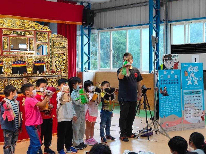 烏來區德拉楠民族實驗小學學生透過文化局「校園瘋文資」創新體驗課程，在「真快樂掌中劇團」的帶領下一探布袋戲趣味