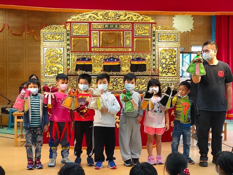 新北文化局「校園瘋文資」創新體驗課程，以寓教於樂的方式讓無形文化資產自然融入學童的課堂學習中