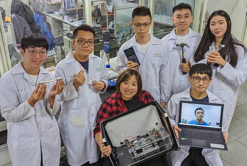 蔣雅郁副教授（左3）團隊所研發的「液-液萃取裝置」專利獲得台灣創新技術博覽會專利發明競賽金獎