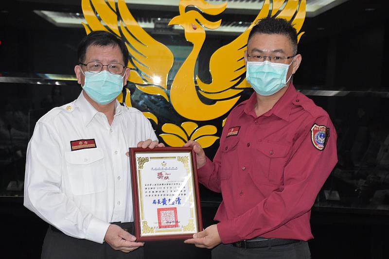 新北市政府消防局今(28)日於週報會議公開表揚同仁近期廉能事蹟,由第二救災救護大隊大隊長陳志德代表受獎