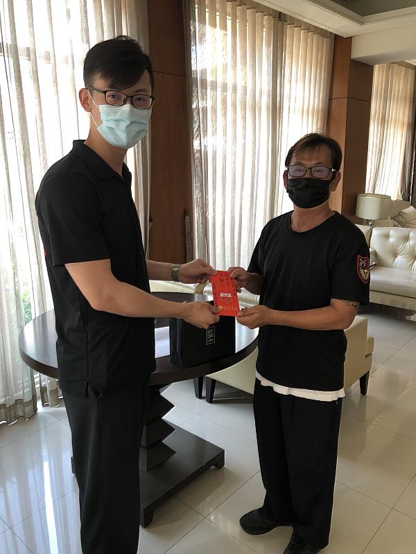 第二救災救護大隊林口分隊日前於林口某社區執行緊急救援案件，收到該社區管委會致贈紅包，分隊長謝忠穎與隊員傅繼川於其後親自前往社區返還餽贈財物