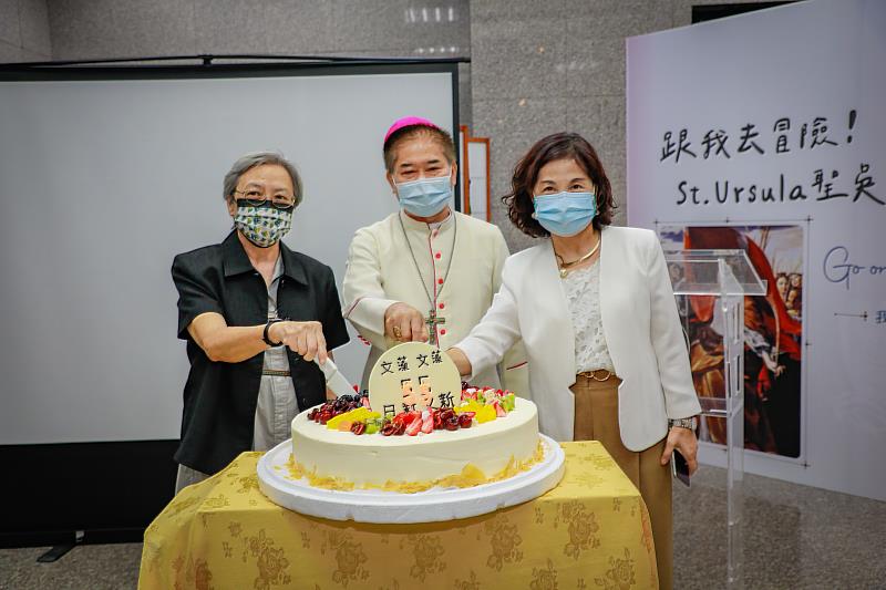 文藻外大歡度55周年校慶，於新書發表會後由文藻王彩俶董事長(左)，天主教高雄教區劉振忠總主教(中)及文藻陳美華校長(右)合切生日蛋糕，為學校慶生。