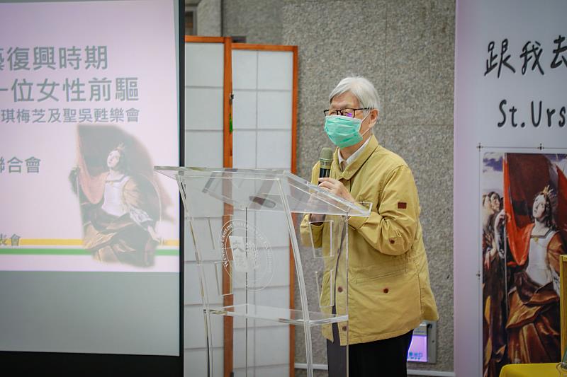 《義大利文藝復興時期一位女性前驅─聖安琪梅芝及聖吳甦樂會（1474-1540）》一書譯者王曉風修女(圖右)分享感言。