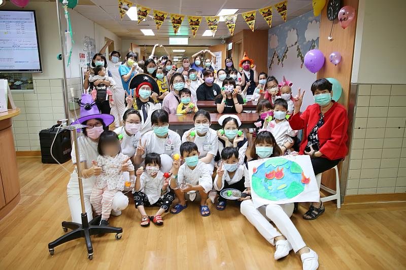 西洋萬聖節前夕，花蓮慈濟醫院兒科病房團隊在10月28日，舉辦「健康蔬食，我最愛」活動。