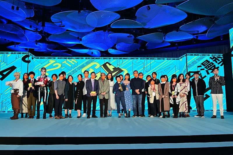 文化部長李永得、第12屆金漫獎得主及頒獎人、出版社代表等各界貴賓合影