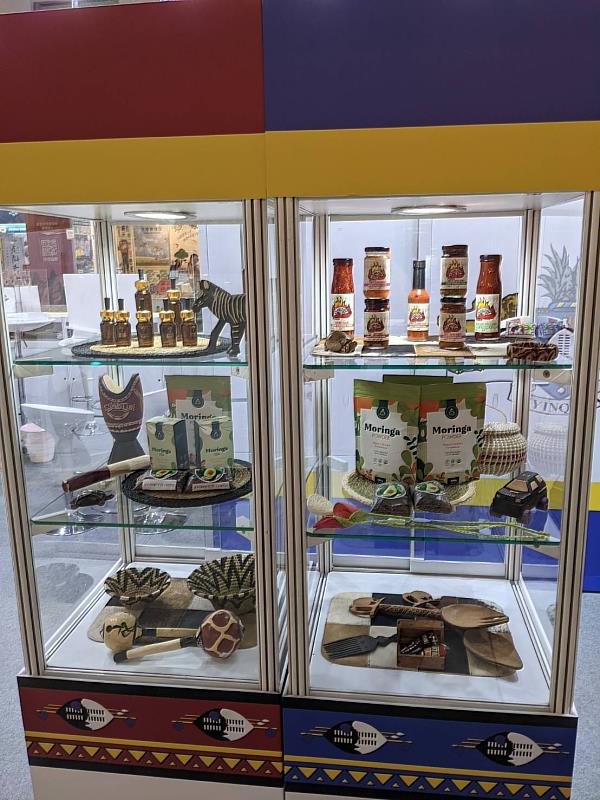 【圖3】史瓦帝尼王國館同時展出辣木粉、辣木茶、馬魯拉果油及手工藝品