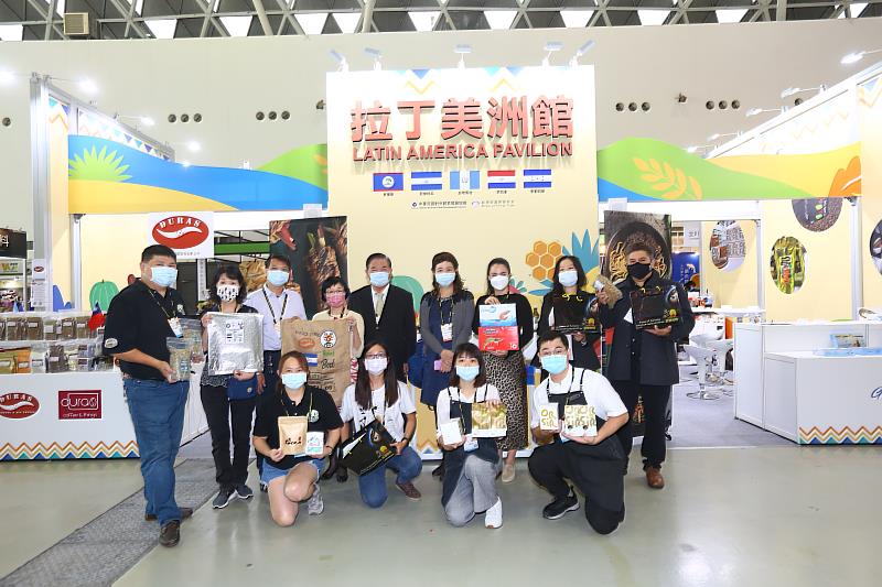 【圖2】外貿協會秘書長林芳苗（後排左四）和中華民國展覽暨會議商業同業公會創會理事長林茂廷（後排左五）蒞臨拉美館和廠商合影